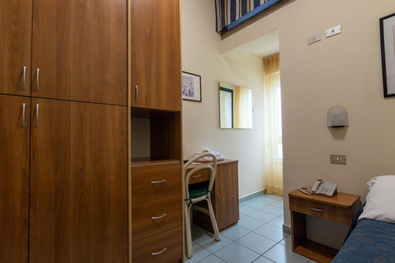 Hotel River Fronte Mare Con Piscina Rimini Exterior photo