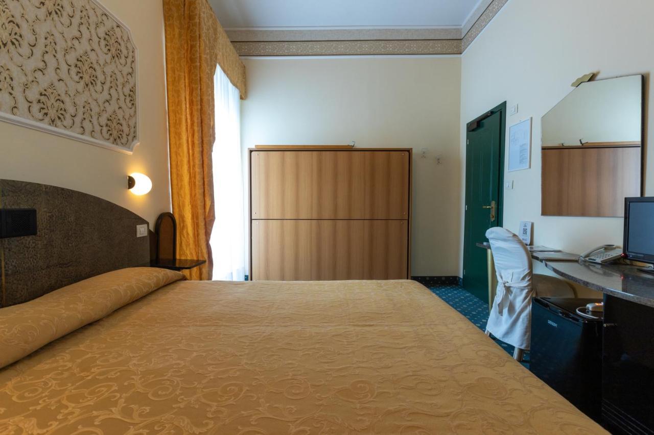 Hotel River Fronte Mare Con Piscina Rimini Exterior photo