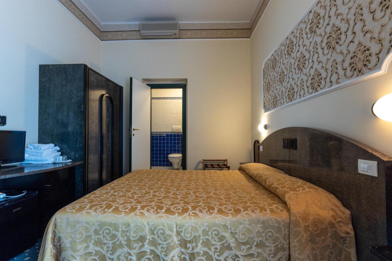 Hotel River Fronte Mare Con Piscina Rimini Exterior photo