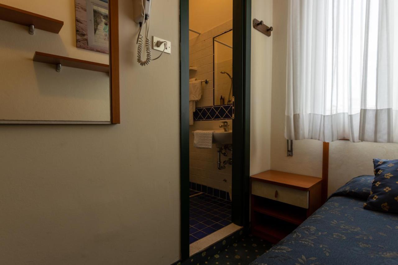 Hotel River Fronte Mare Con Piscina Rimini Exterior photo