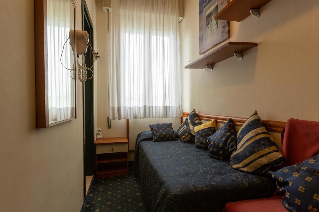 Hotel River Fronte Mare Con Piscina Rimini Exterior photo