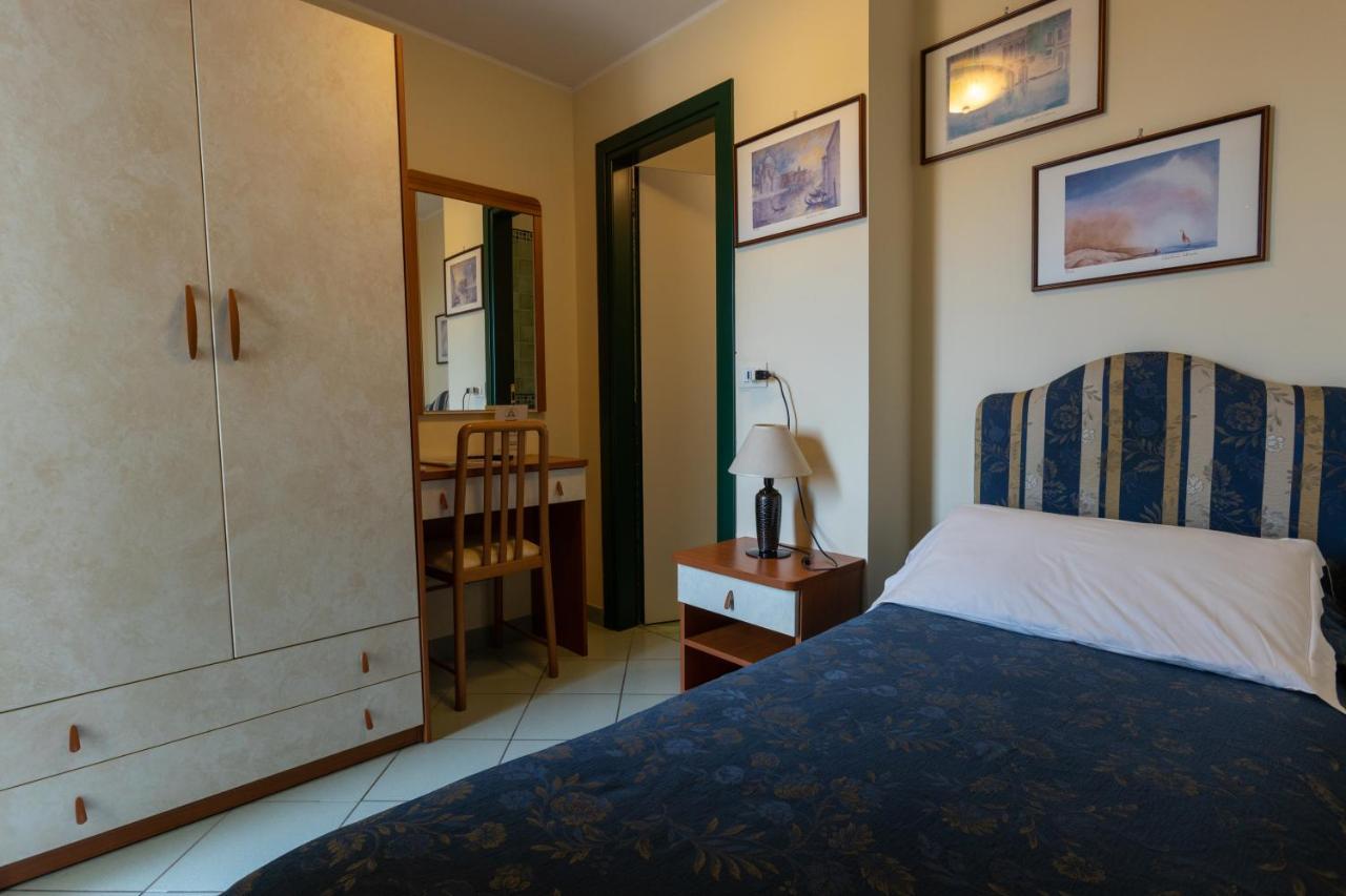 Hotel River Fronte Mare Con Piscina Rimini Exterior photo
