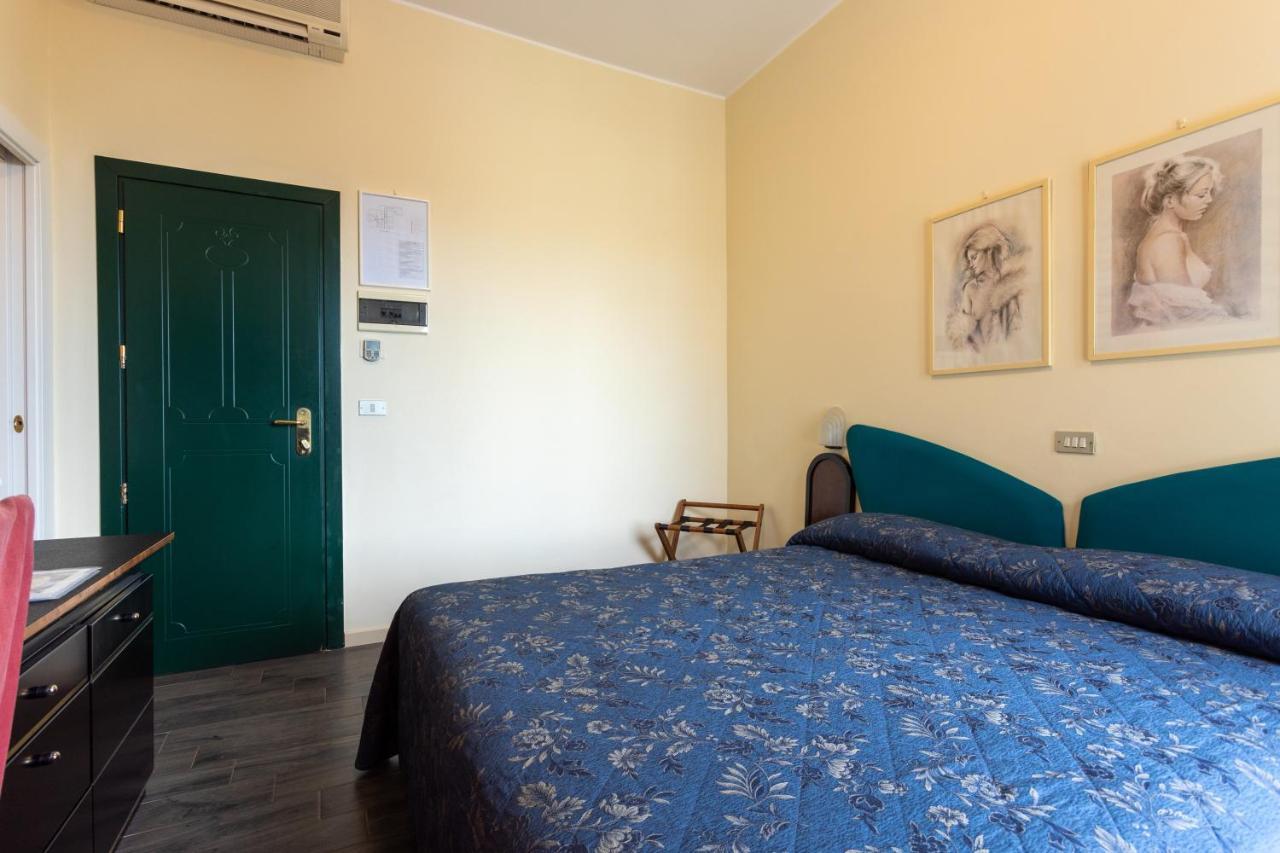 Hotel River Fronte Mare Con Piscina Rimini Exterior photo