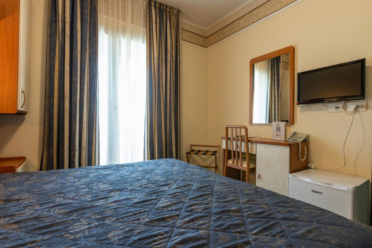 Hotel River Fronte Mare Con Piscina Rimini Exterior photo