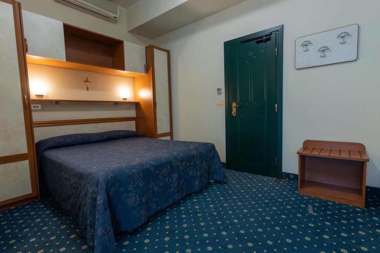 Hotel River Fronte Mare Con Piscina Rimini Exterior photo