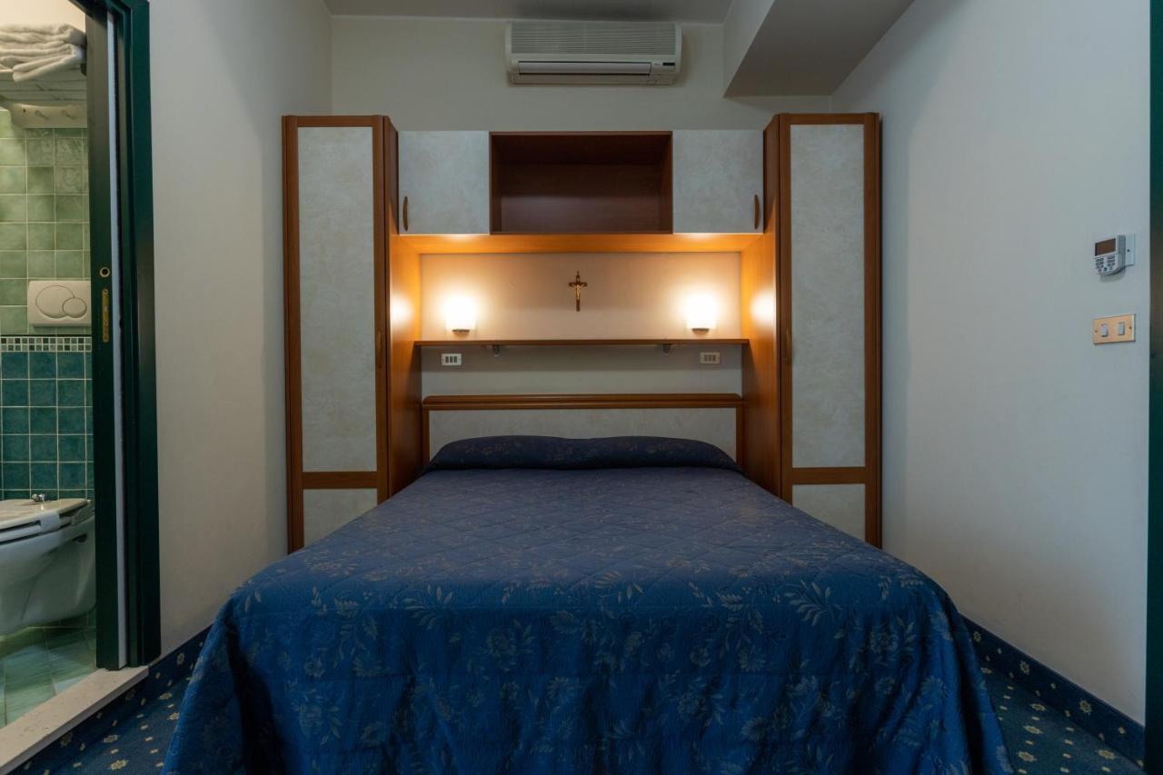 Hotel River Fronte Mare Con Piscina Rimini Exterior photo
